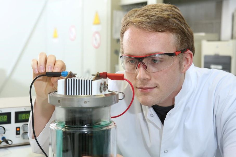 Mitarbeiter der AG Waldvogel bedient eine Screeningapparatur zur parallelen Elektrolyseoptimierung Mitarbeiter der AG Waldvogel bedient eine Screeningapparatur zur parallelen Elektrolyseoptimierung